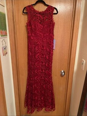 Elegant Red Lace Prom Dress - Sleeveless Fitted Gown
